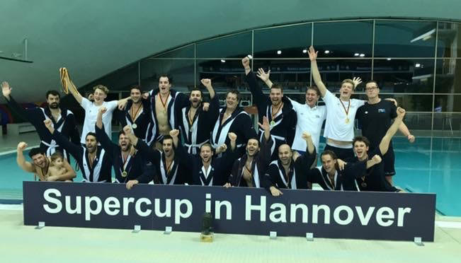 Jorn Winkelhorst (staand vierde van rechts) wint de Duitse Supercup