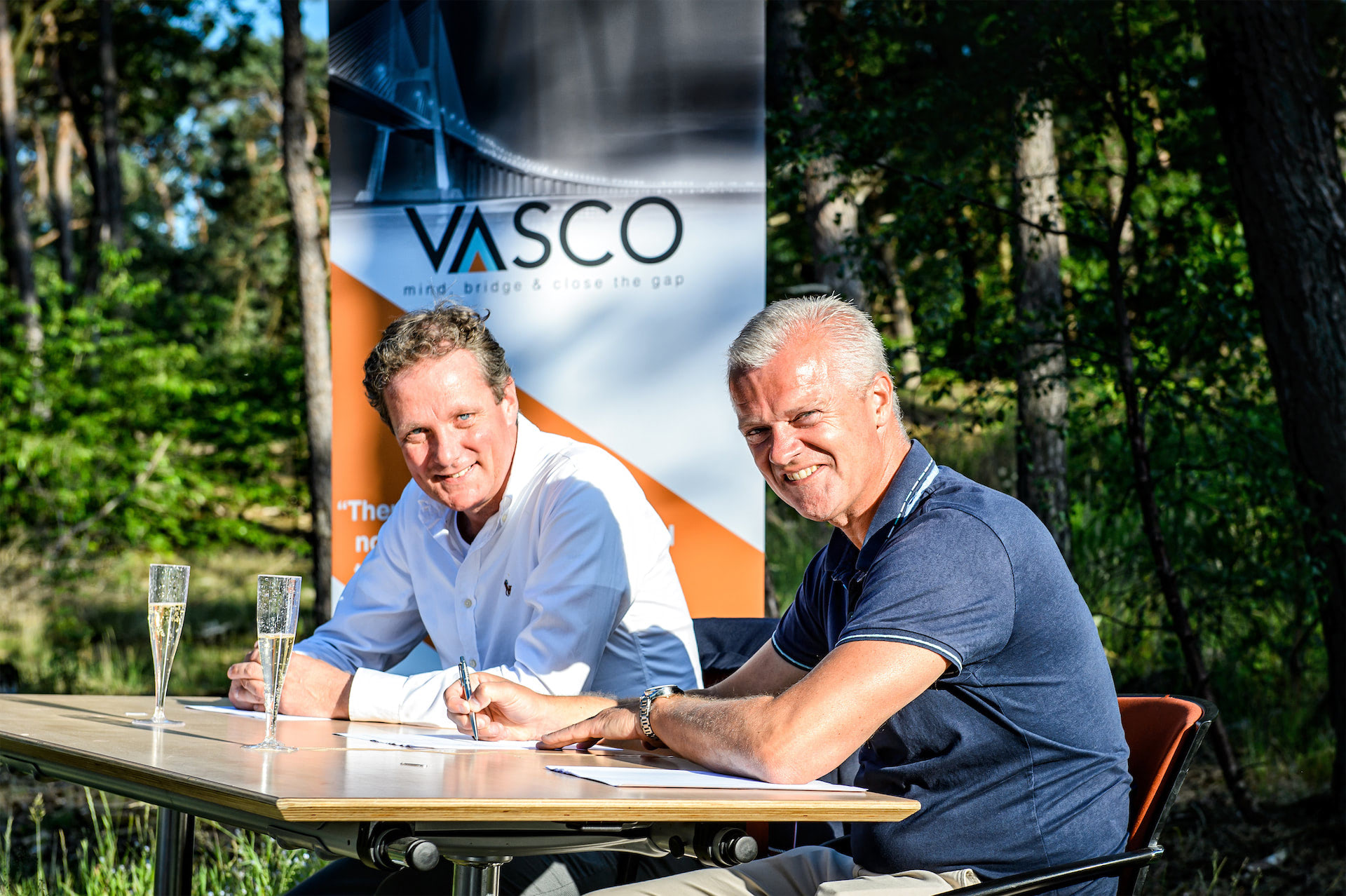 Ruben Uppelschoten (Vasco) en Robin van Galen (KNZB) tekenen het contract.