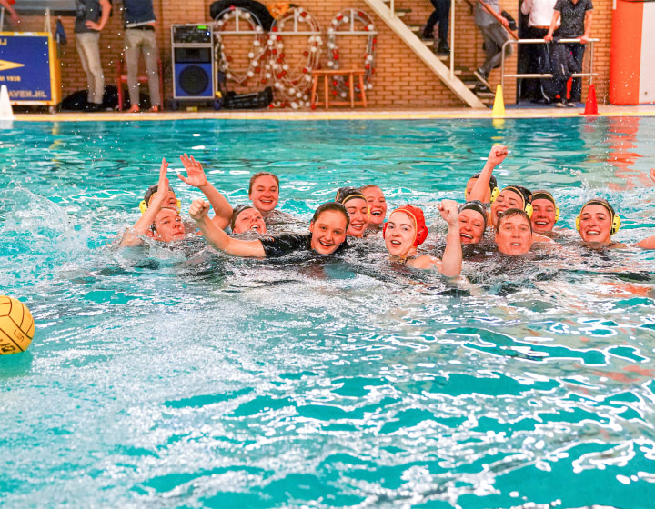 Waterpolo Den Haag na het bereiken van de finale |  Sportshoots.nl