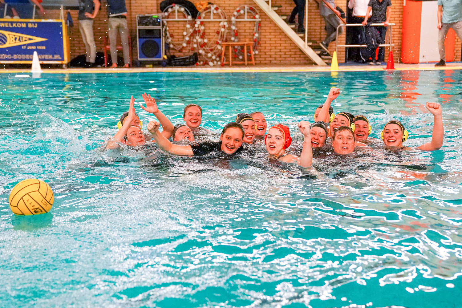 Waterpolo Den Haag na het bereiken van de finale |  Sportshoots.nl