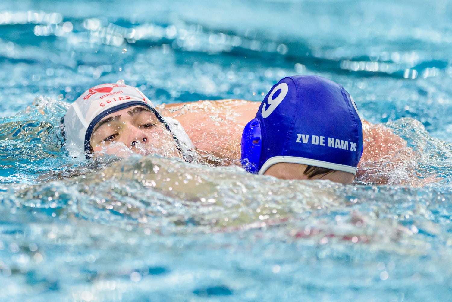 Bram van den Bersselaar (UZSC) in duel op de midvoor | Beeldboot/ Gertjan Kooij.